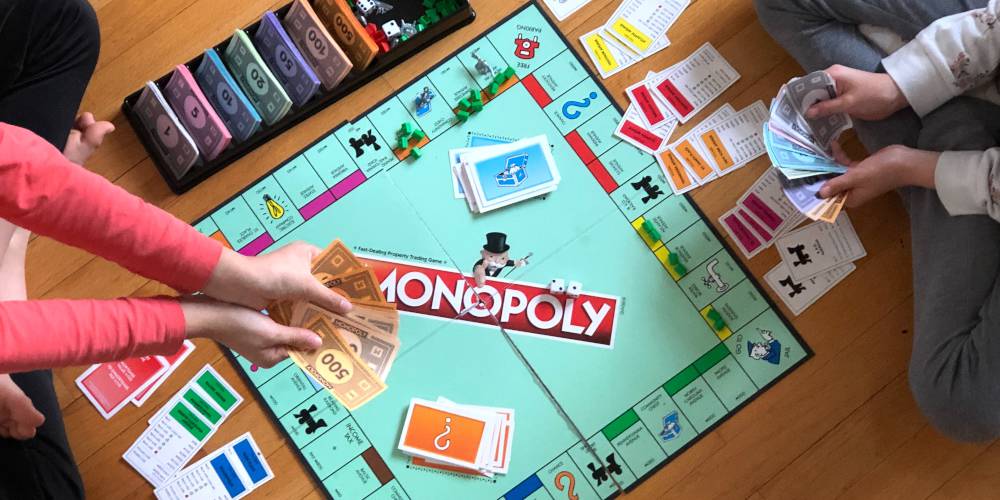 The 7 Best Classic Parlor Games for Your Family Get-Togethers